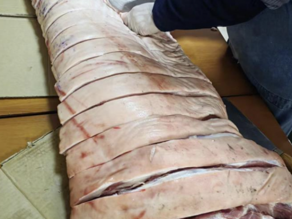 上海71歲解剖學教授幫鄰居分割豬肉！引來網友的圍觀和熱議