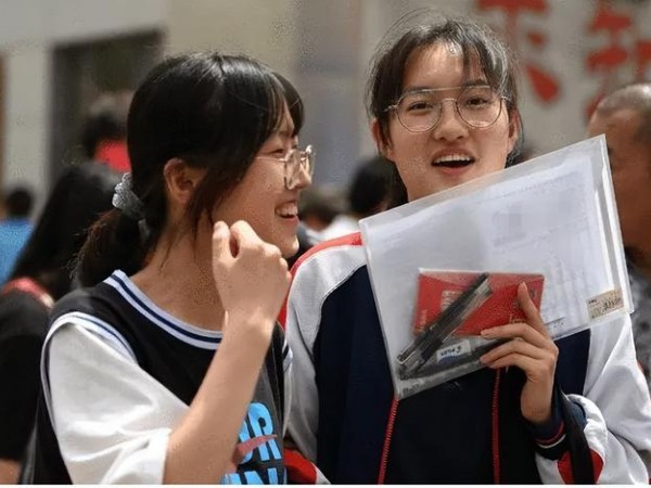 上海发布最新通知：上海高考延期一个月，考生和家长终于放心了
