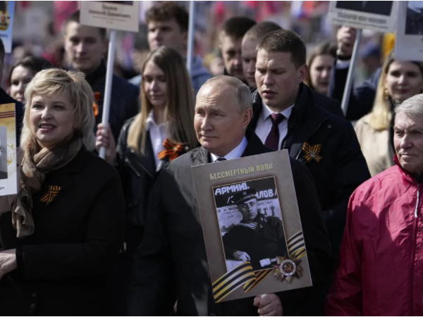 俄阅兵：普京手捧父亲肖像走在队伍中，参加“不朽军团”游行活动，为父亲感到十分骄傲。