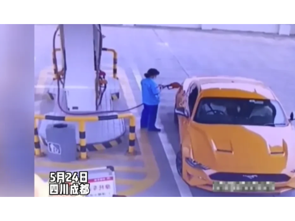 男子加完油逃逸 油管击倒加油员（开几十万的车却加霸王油不给钱？）